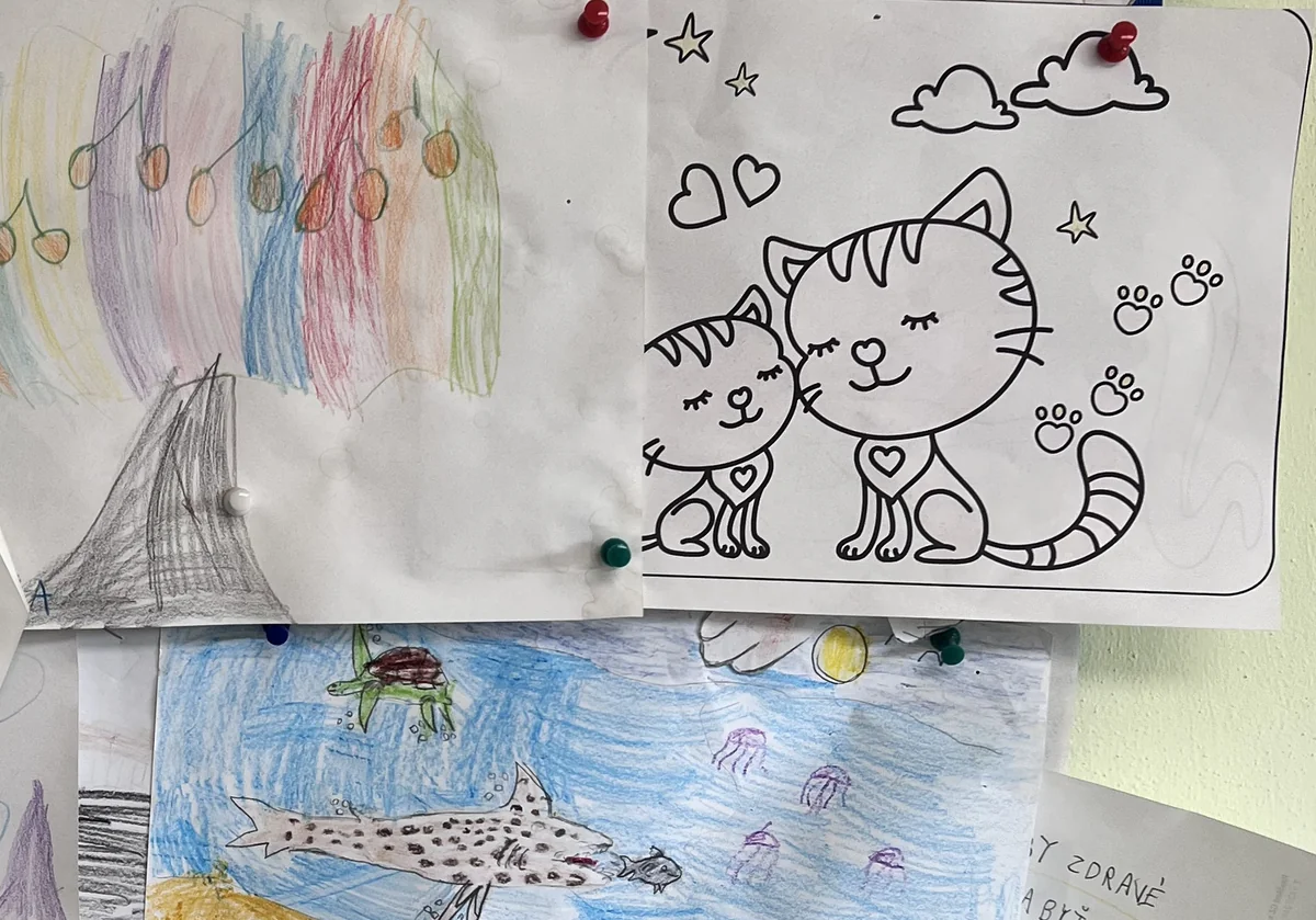 Detské kresby na nástenke v ordinácii MUDr. Eduarda Hurtu