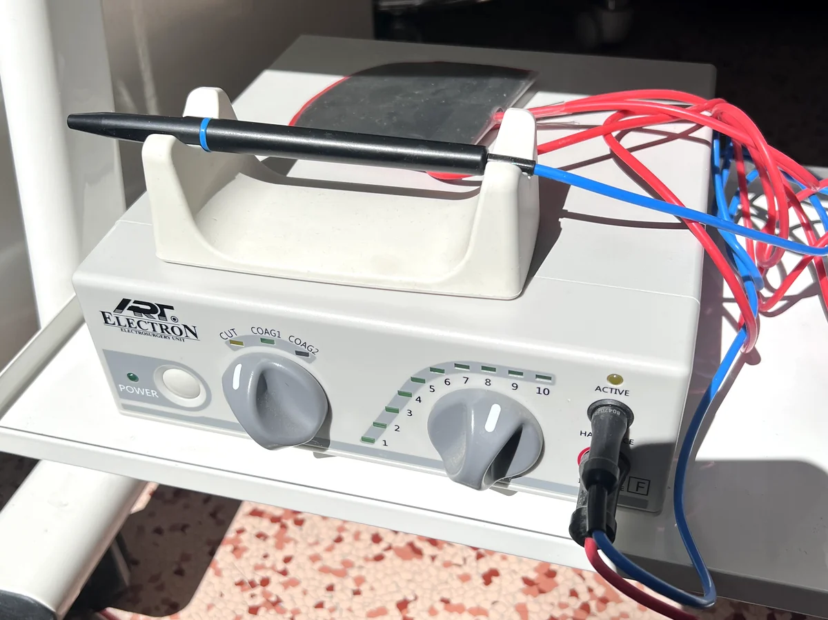 Elektrokauter v ordinácii — jednotka s násadcom v držiaku a nožným spínačom